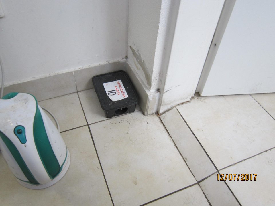 V zázemí prevádzkarne znečistené zariadenie a podlaha. 