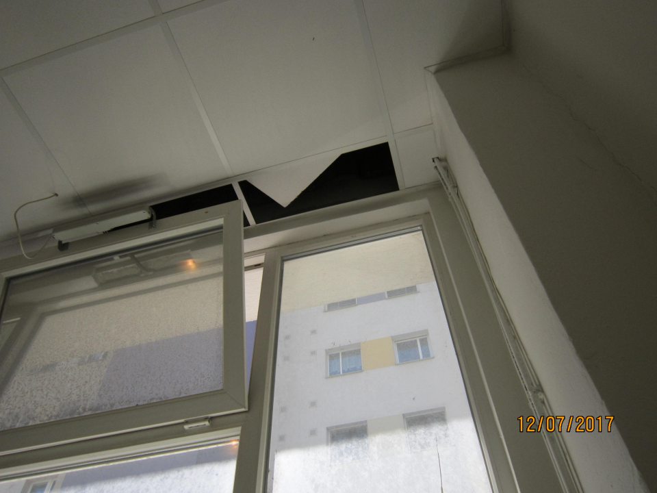 V prevádzke poškodené stropné kazety.
