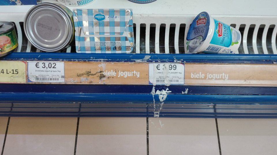 V predajni znečistené lišty s cenovkami s výskytom plesne.