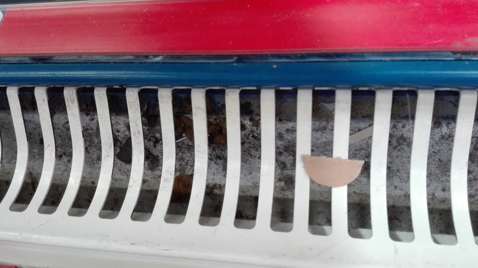 v chladiacom zariadení nečistoty pod mriežkou.