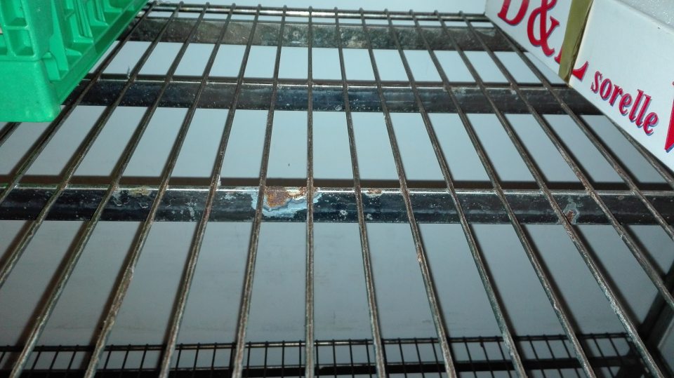 Výskyt korózie na konštrukcii regálu v chladiarni zeleniny.