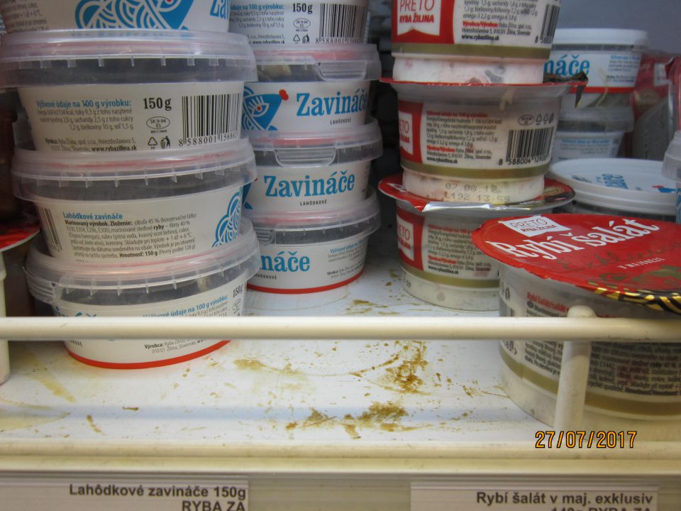 V prevádzke znečistené chladiace vitríny.