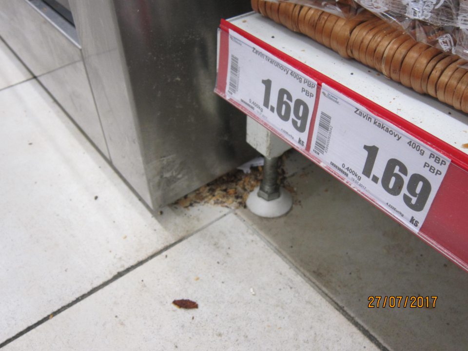 V predajni znečistená podlaha.