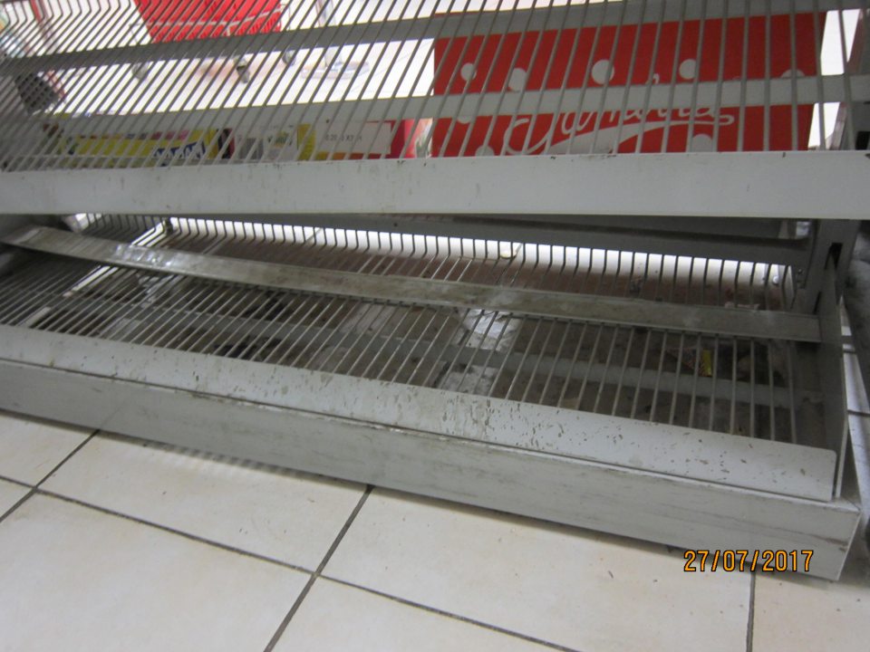 V predajni pod regálmi znečistená podlaha. 