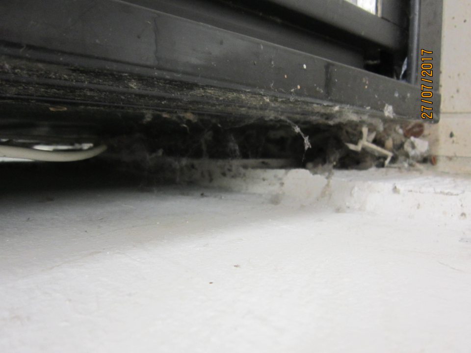 V prevádzke znečistená podlaha.