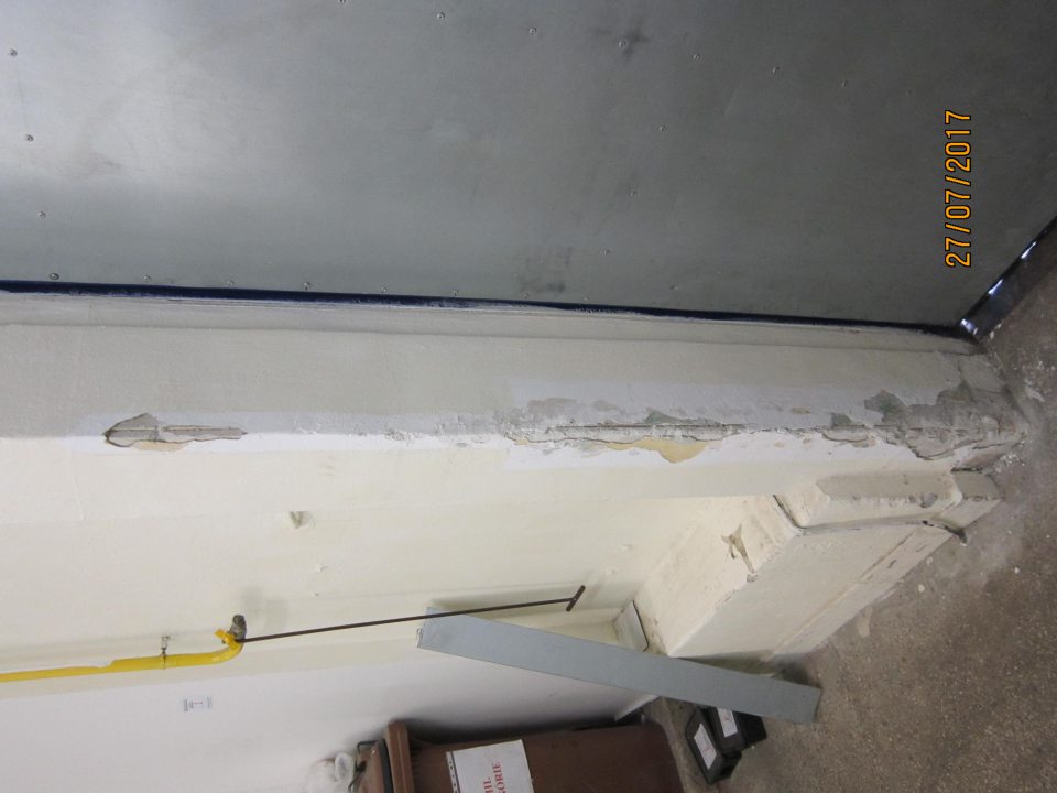 Priestor príjmu - poškodené a znečistené steny, okná znečistené pavučinami, prachom