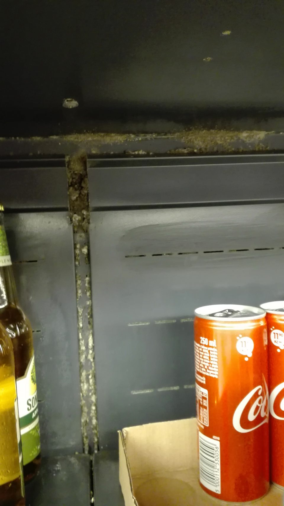Výskyt plesne v chladiacich zariadeniach na predajnej ploche.