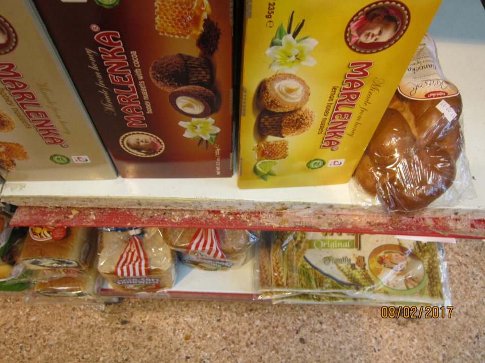 Na predajnej ploche znečistené regály. 