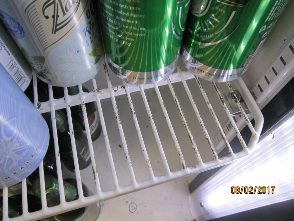 V prevádzke plesňou znečistená chladnička na pivo.