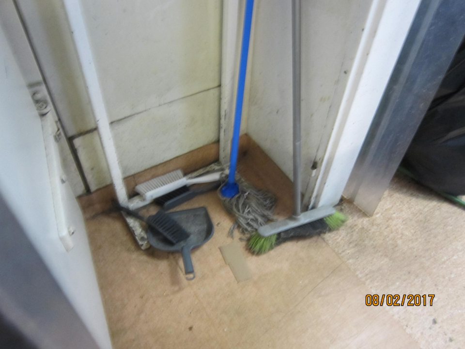 V prípravovni dopeku uložené znečistené upratovacie pomôcky.