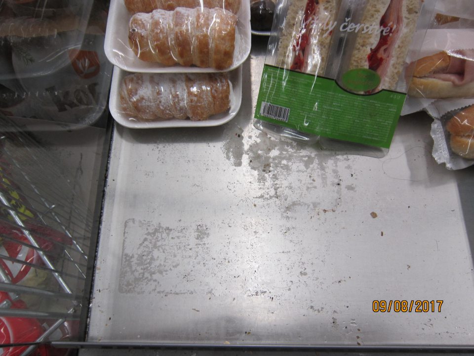 Znečistený chladiaci pult na cukrárenské výrobky