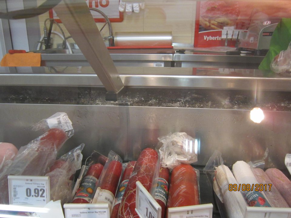 Porast plesne v chladiacom pulte