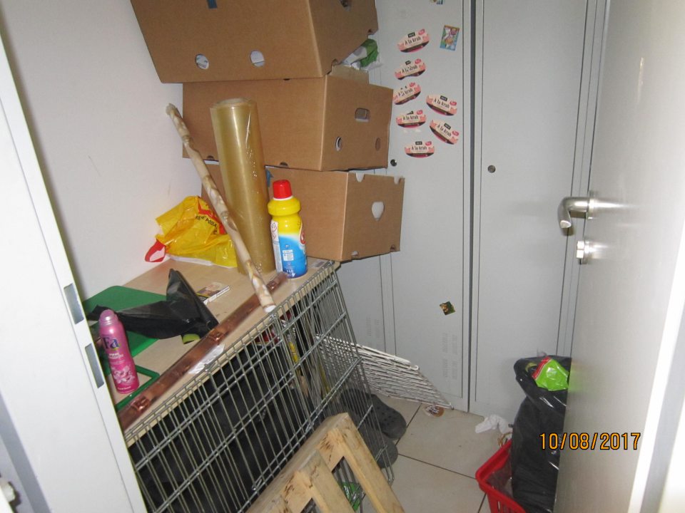 Priestor šatňa zaprataný vyradenými dokumentmi, regálmi, skrinky ťažko dostupné, neporiadok.