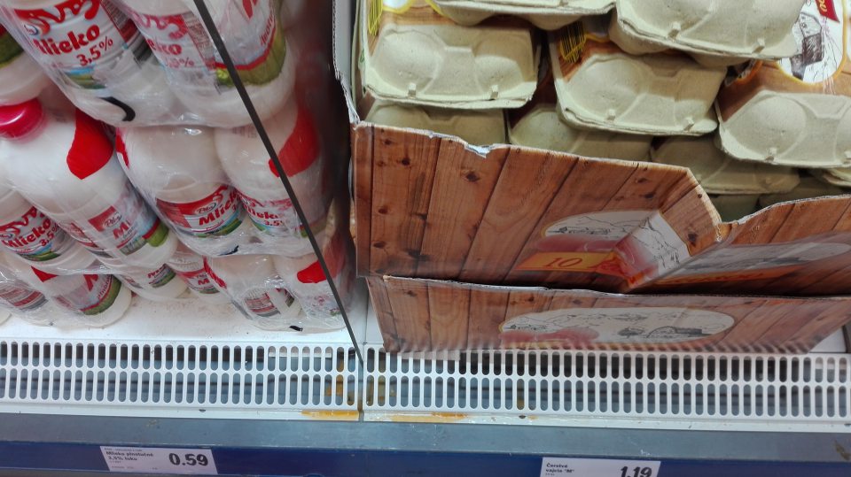 V predajni znečistená mriežka a priestor pod mriežkou chladiacej vitríny.