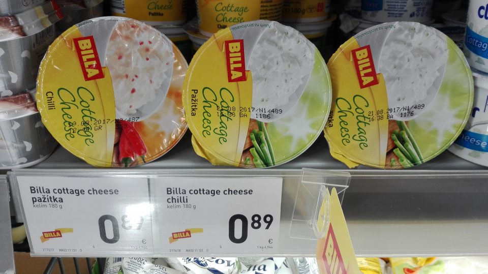 Dva druhy výrobku Cottage cheese ponúkané na predaj po uplynutí dátumu spotreby.