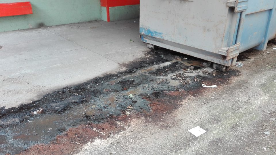 V prevádzke znečistený a zatečený priestor v okolí veľkokapacitného lisu.