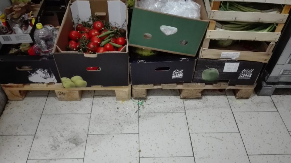 V suchom sklade prevádzky znečistená podlaha v mieste odpisov ovocia a zeleniny.