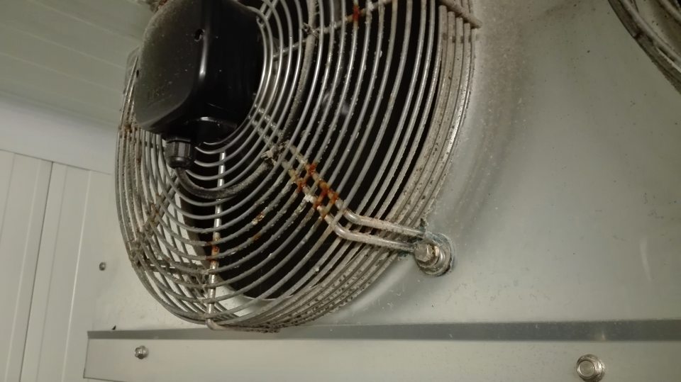 V chladiacom boxe pre mliečne a mäsové výrobky znečistené mriežky ventilátorov, miestami s koróziou.