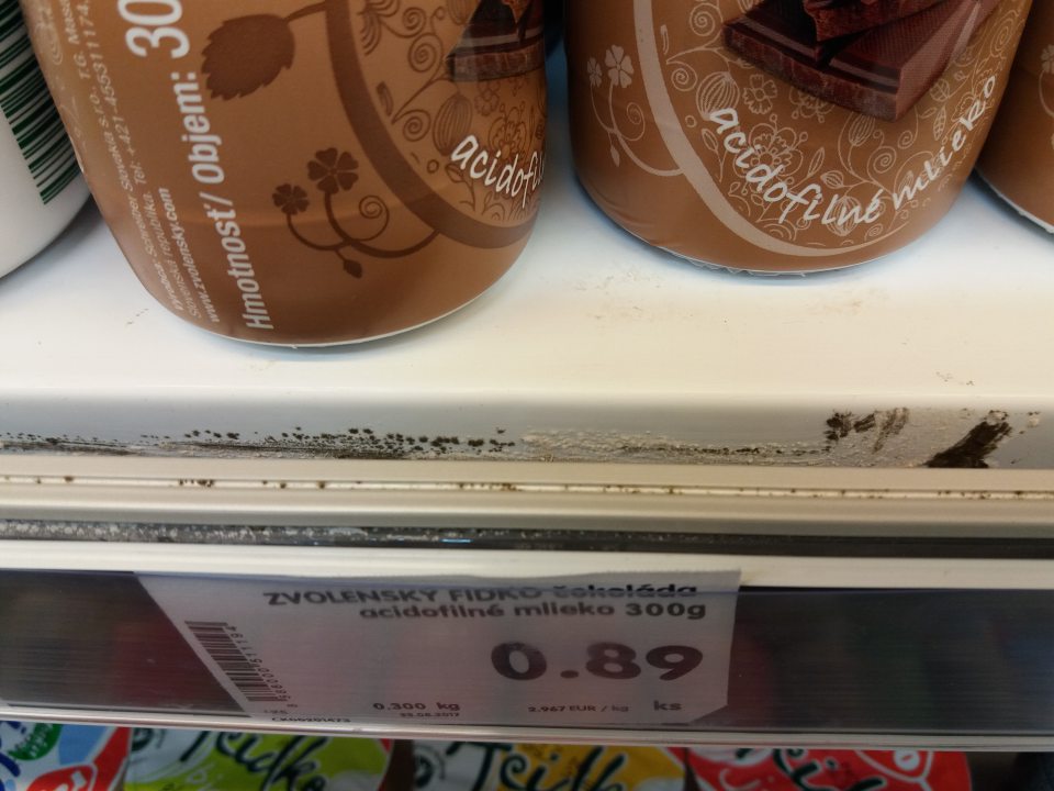 V predajni plesňou znečistené chladiace zariadenie s mliečnymi výrobkami.