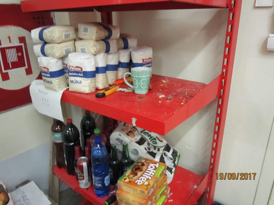 V prevádzke znečistený regál na odpisy.