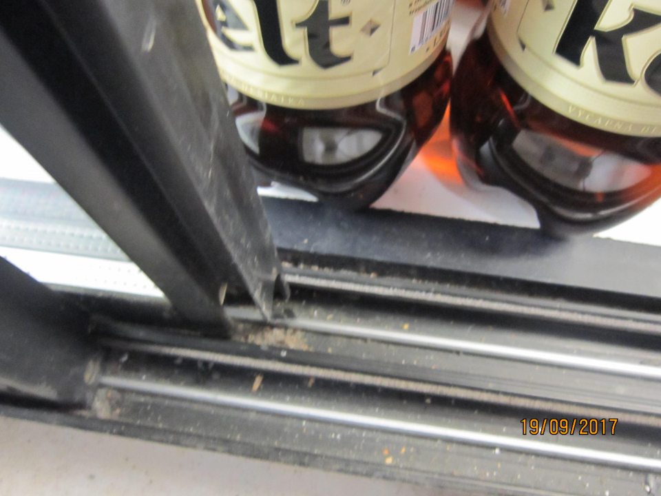 V predajni znečistené chladiace vitríny.