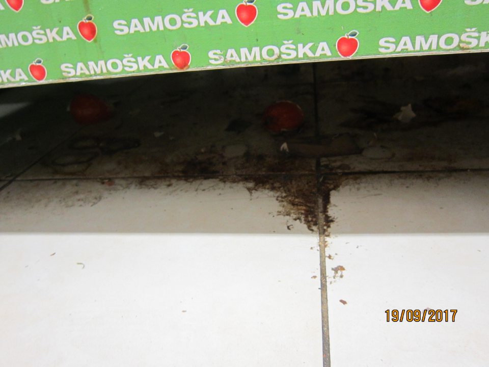 V prevádzke znečistené podlaha.