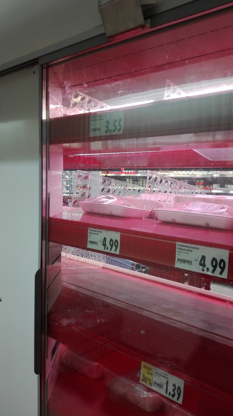 V prevádzke znečistené dvierka a lišty na chladiacej vitríne.