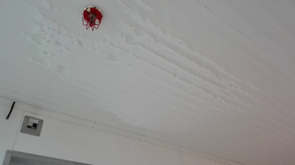 V mraziarenskom sklade prevádzky námraza na strope. 