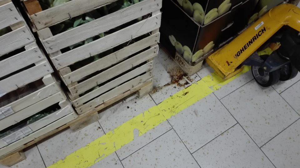 V suchom sklade prevádzky znečistená podlaha v okolí drevených paliet.