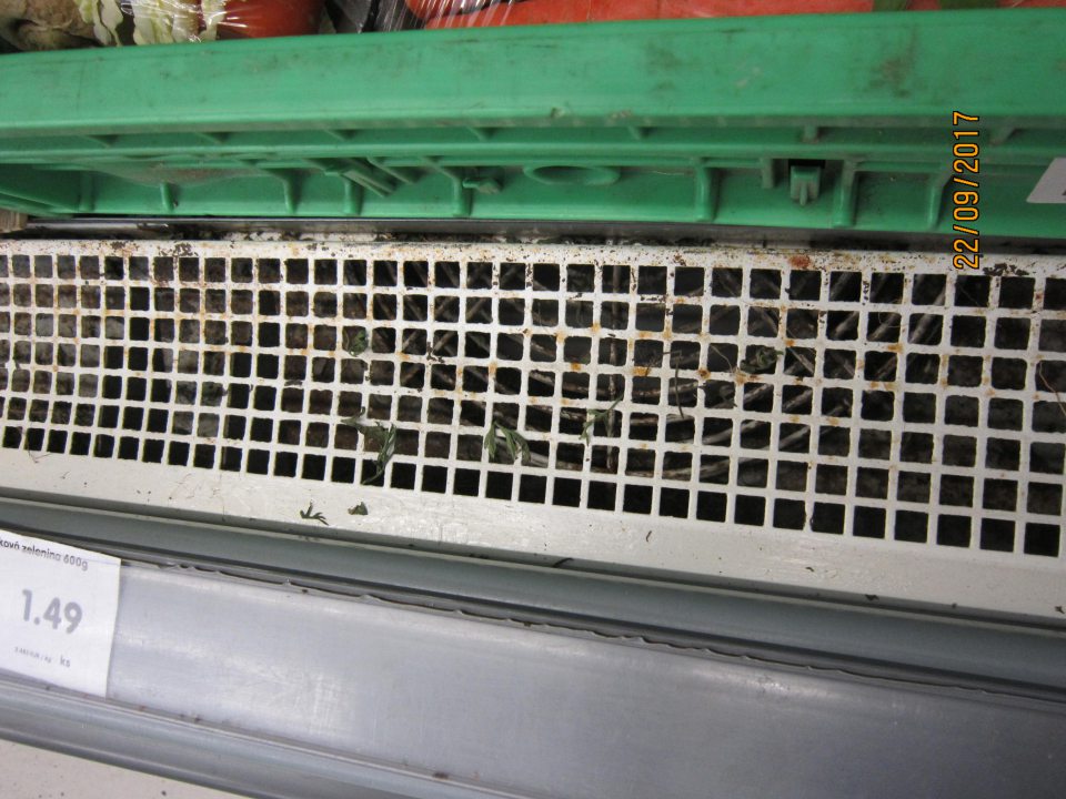 V predajni znečistená chladiaca vitrína na zeleninu.