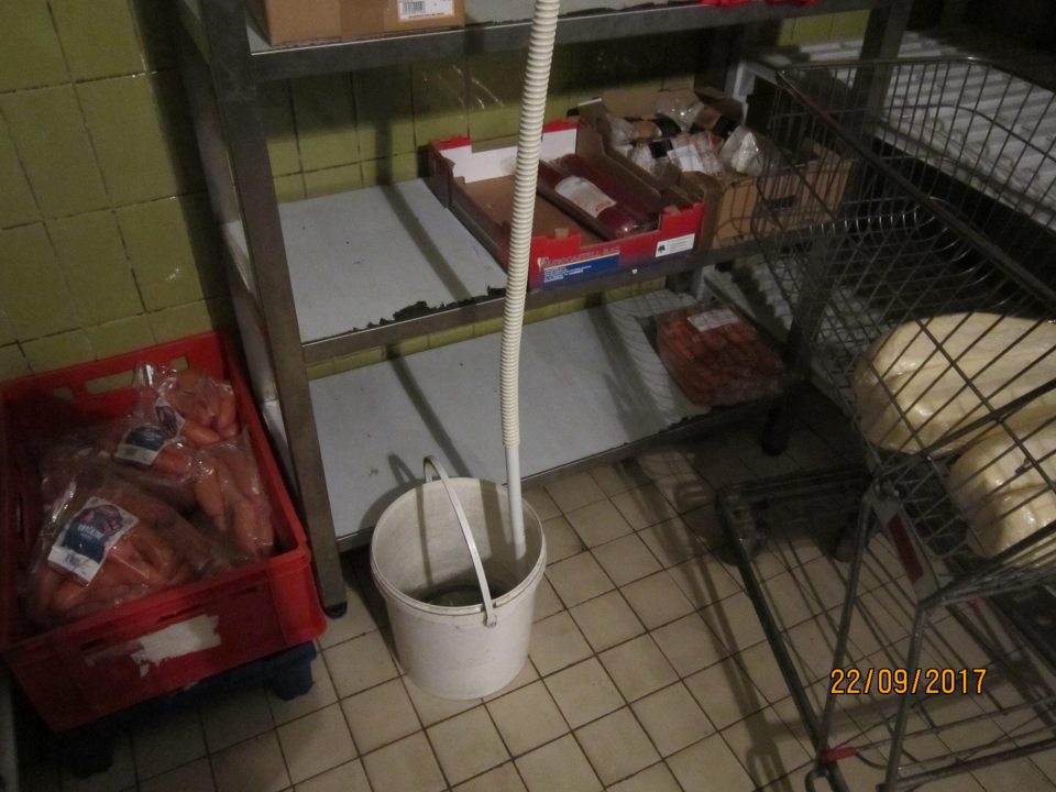 V prevádzke nevhodne upravený zvod kondenzátu do nekrytých vedier.