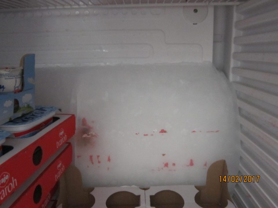 Hrubá vrstva námrazy v chladničke v zázemí prevádzkarne.
