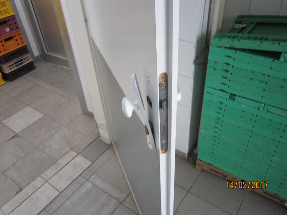 Podlaha v priestore príjmu znečistená, poškodená kľučka dverí.