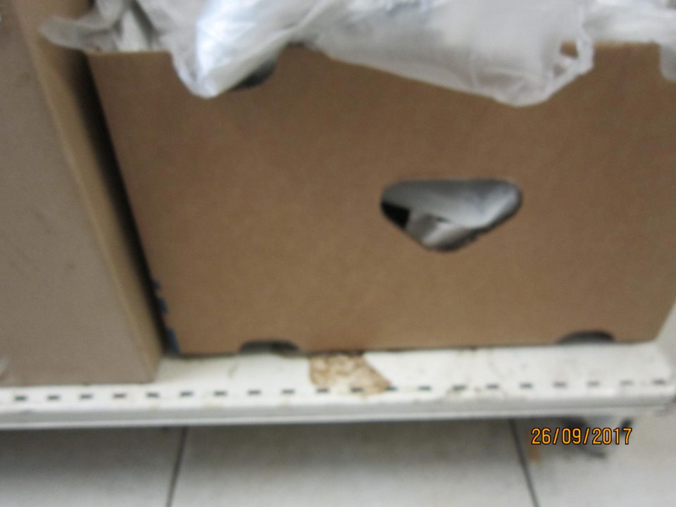 Znečistené regály v zázemí prevádzkarne.