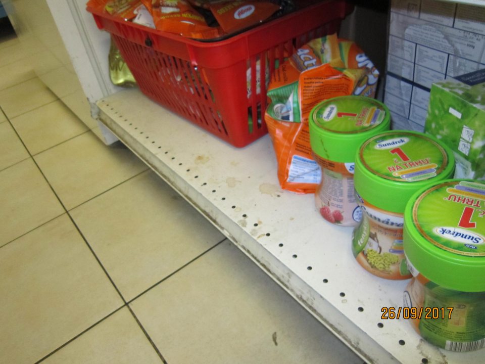 Znečistené regály v zázemí prevádzkarne.