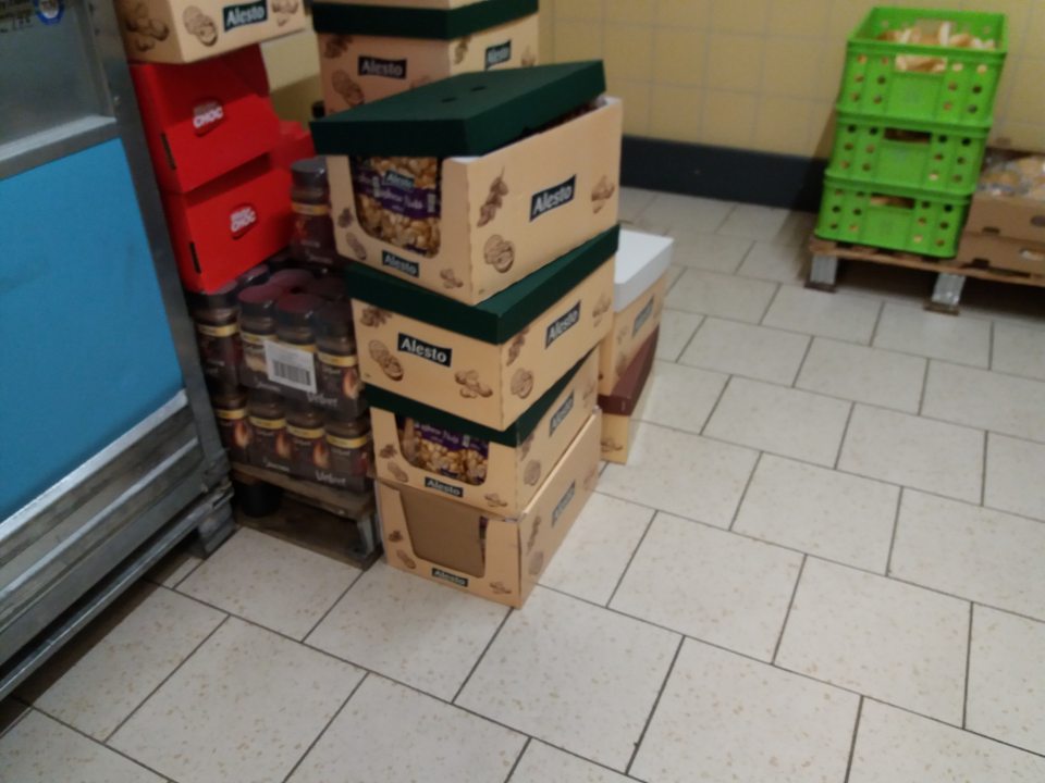 V prevádzke potraviny nevhodne skladované priamo na podlahe.