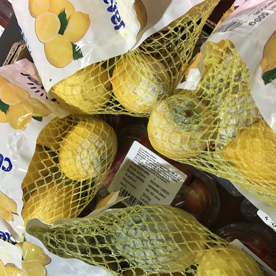 Predaj ovocia nevhodnej na ľudskú spotrebu z dôvodu výskytu plesne.