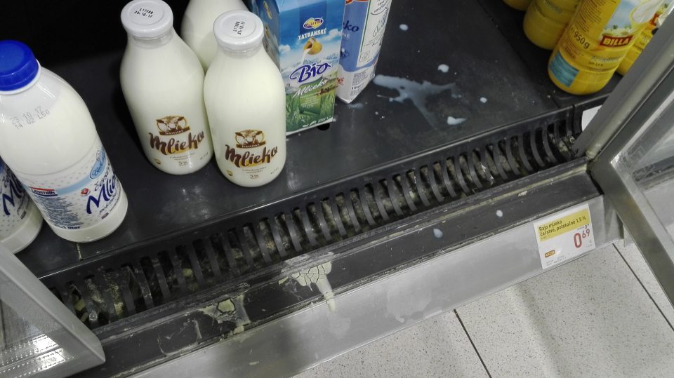V predajni znečistené mriežky a regále chladiaceho zariadenia s mliečnymi výrobkami.