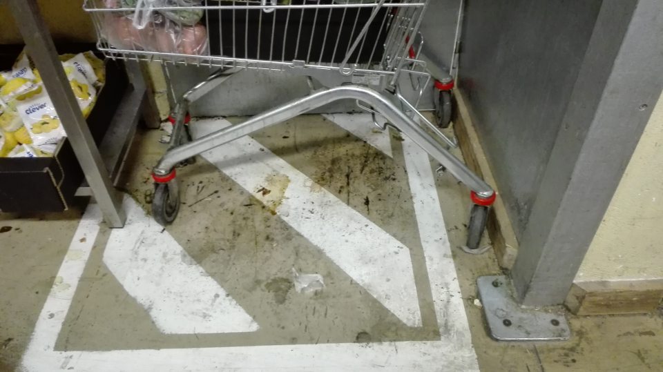 V prevádzke znečistená podlaha v mieste odpisov ovocia a zeleniny.