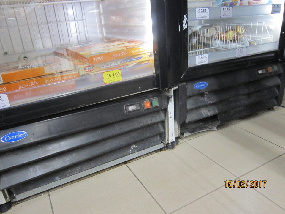 V predajni znečistené mraziace vitríny s poškodenými plastovými krytmi.