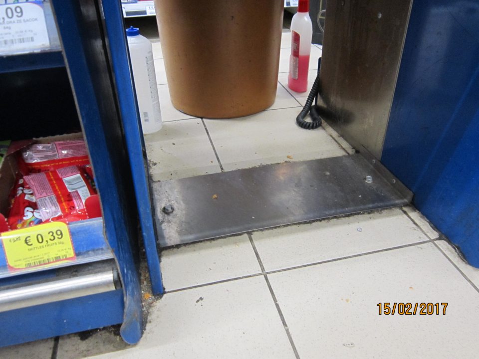 V predajni znečistený priestor pokladničnej zóny.