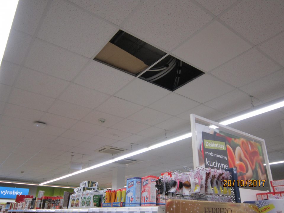 Na predajnej ploche chýbajú stropné kazety. 