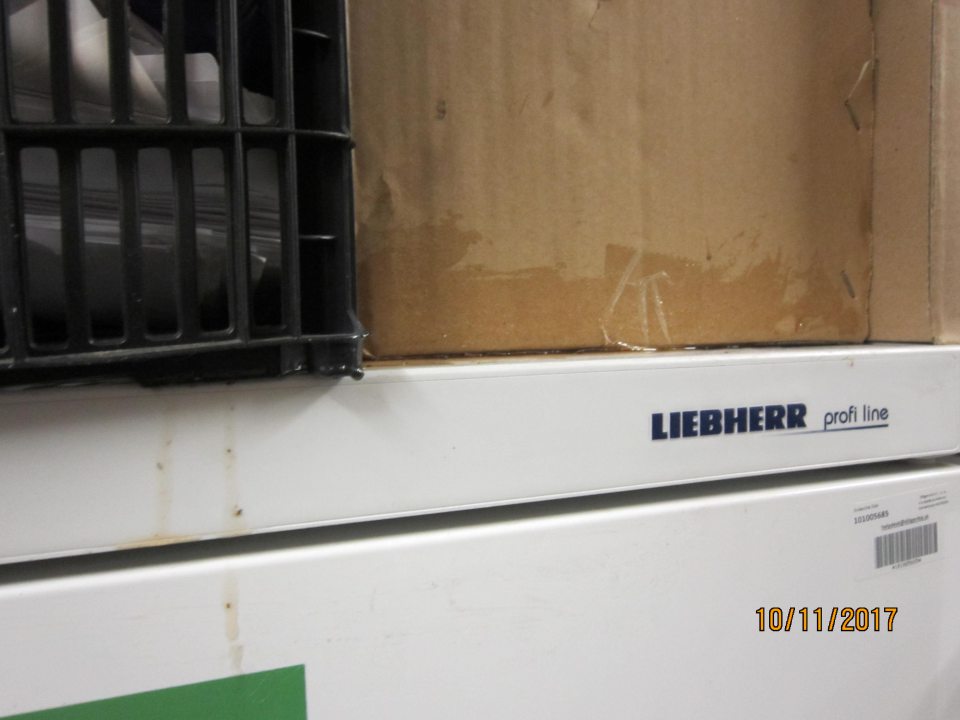 Znečistené zariadenie v zázemí prevádzkarne. 