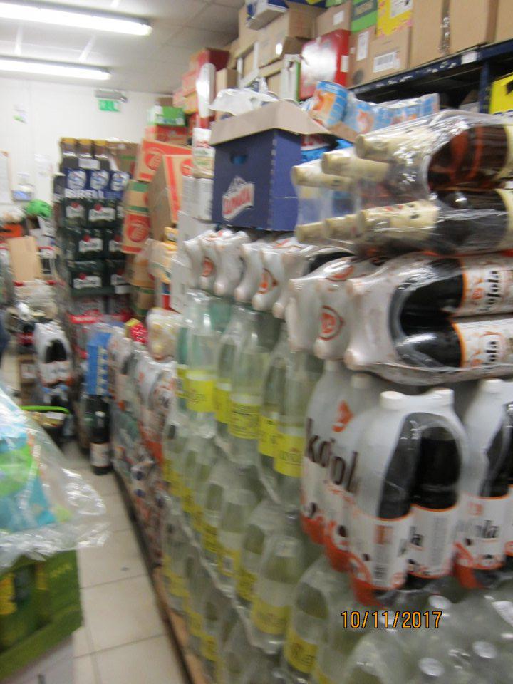 V prevádzke skladovacie priestory preplnené tovarom, čím je znemožnené čistenie a dezinfekcia priestorov a zariadení.