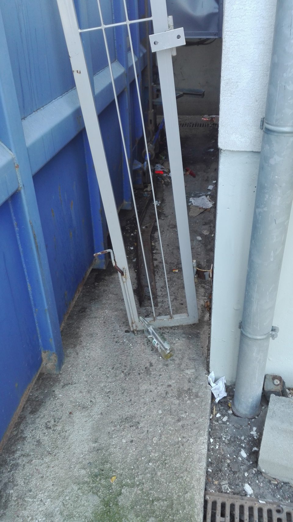 V prevádzke nečistota v okolí veľkokapacitného kontajnera.