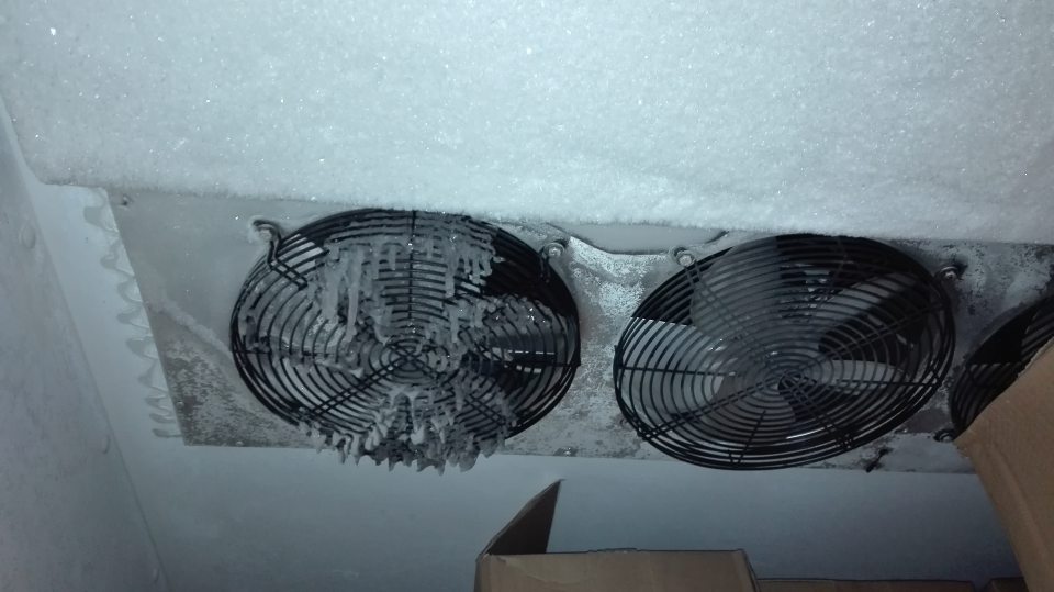 V prevádzke v mraziarenskom sklade neúmerná námraza na agregáte.