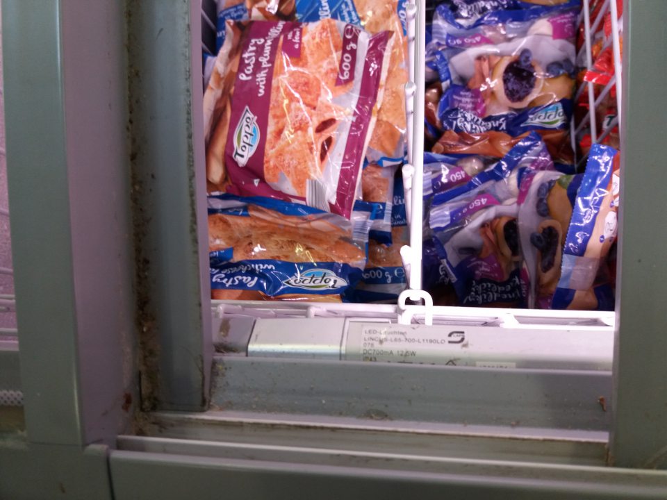 Znečistené lišty pre posuvné dvere v mraziacej vani.