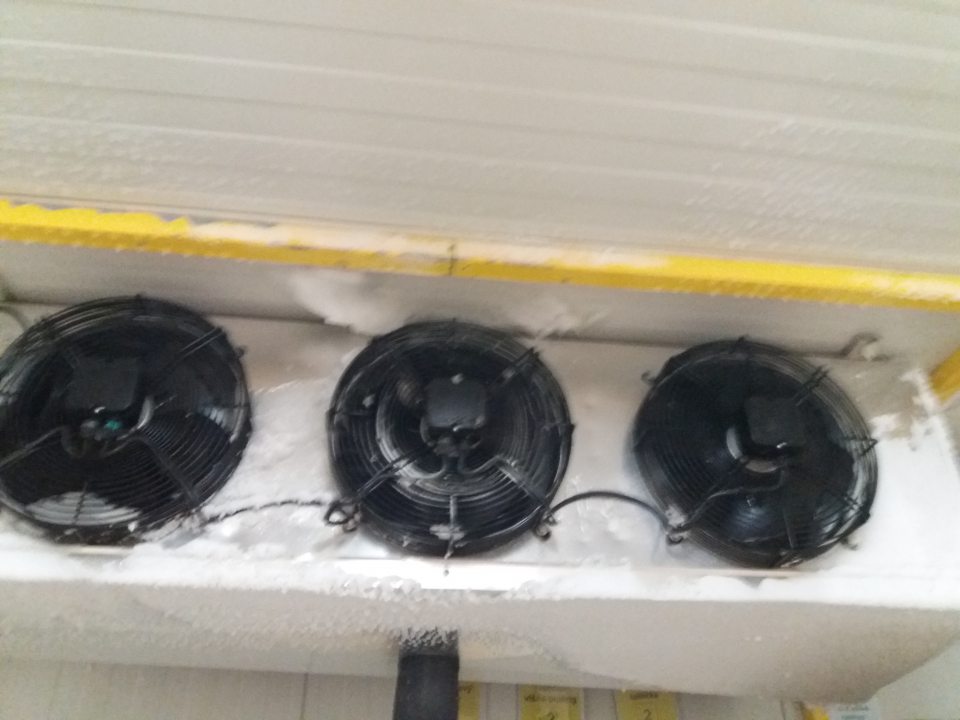 Námraza na agregáte v mraziarenskom sklade oddelenia dopekania.