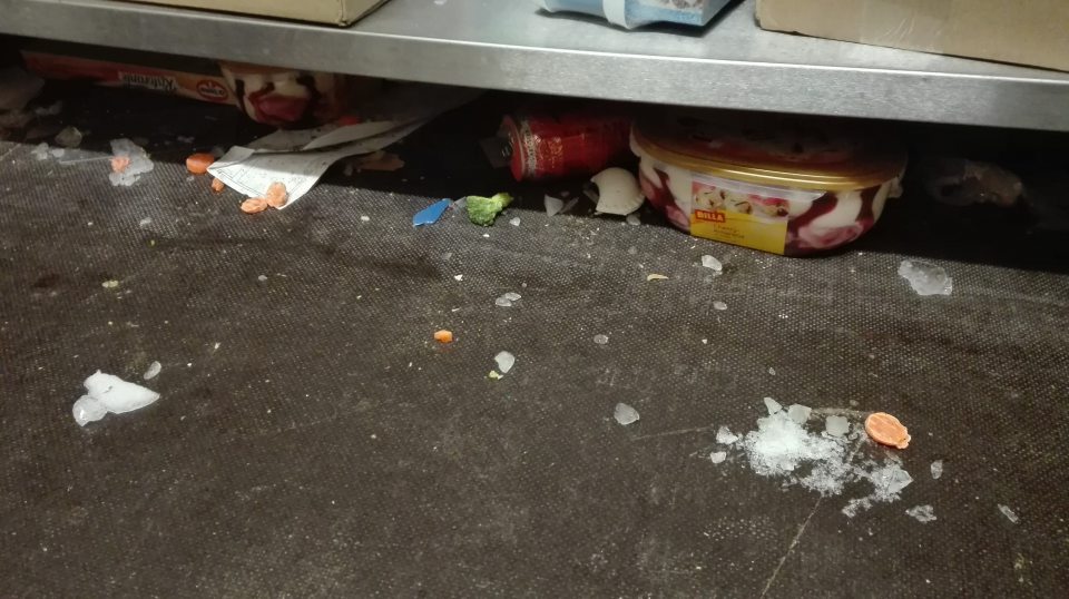 V mraziacom sklade prevádzky rozsypané potraviny.