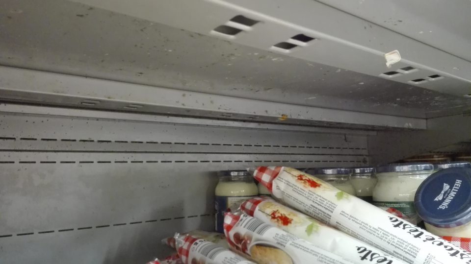 V chladiacom zariadení na predajnej ploche znečistený strop a steny s výskytom plesne.